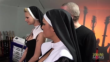 Две шаловливые монахини удивляются большим твердым членам