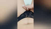 Возбужденная сводная сестра мастурбирует свою мокрую киску через промежность и снимает это на телефон - Роскошный Оргазм